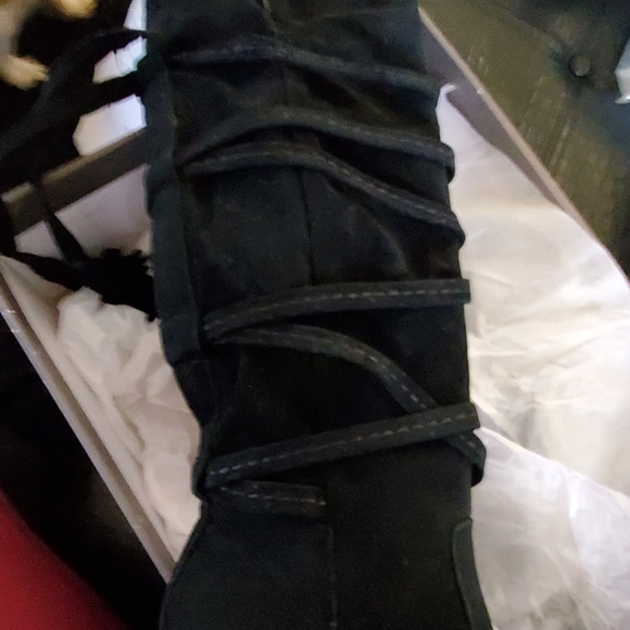 NEW Chunky Heeled Boot w/ Tassels - Picture 4 of 6